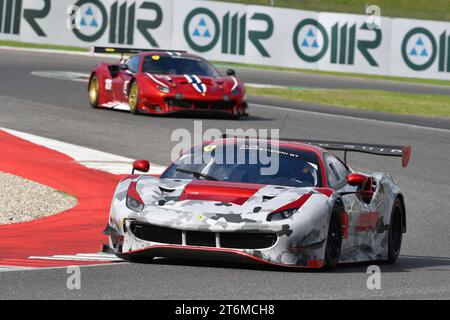 Scarperia – Italien, 28. Oktober 2023: Ferrari 488 GT3 im Einsatz auf dem Mugello Circuit während des Ferrari World Finals 2023 in italien. Stockfoto