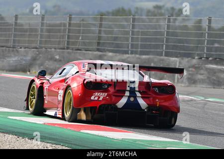 Scarperia – Italien, 28. Oktober 2023: Ferrari 488 GT3 im Einsatz auf dem Mugello Circuit während des Ferrari World Finals 2023 in italien. Stockfoto