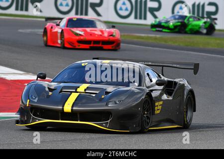 Scarperia – Italien, 28. Oktober 2023: Ferrari 488 GT3 im Einsatz auf dem Mugello Circuit während des Ferrari World Finals 2023 in italien. Stockfoto