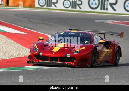 Scarperia – Italien, 28. Oktober 2023: Ferrari 488 GT3 im Einsatz auf dem Mugello Circuit während des Ferrari World Finals 2023 in italien. Stockfoto