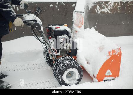 Schneeräumungsausrüstung im Stadion. Eisreinigung. Schneeräumung für Hockeyspiele. Schneefräse. Stockfoto