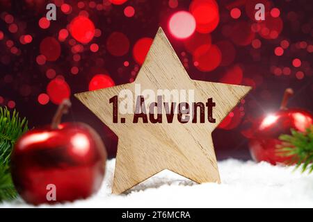 10. November 2023: Holzstern in festlicher roter Umgebung mit dem Schriftzug 1. Adventsfotos *** Holzstern in festlicher roter Umgebung mit dem Schriftzug 1. Advent FOTOMONTAGE Stockfoto