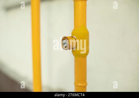 Gasleitung im Haus. Gelbes Rohr. Gasversorgung des Gebäudes. Infrastrukturdetails. Stockfoto