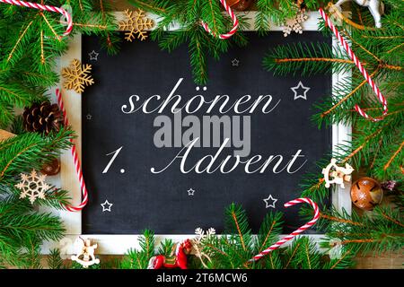 10. November 2023: Schöner 1. Adventsschriftzug auf einer Tafel umgeben von grünen Tannenzweigen und Weihnachtsdekorationen FOTOMONTAGE *** Schriftzug schön 1. Advent auf einer Tafel umgeben von grünen Tannenzweigen und Weihnachtsdekoration FOTOMONTAGE Stockfoto