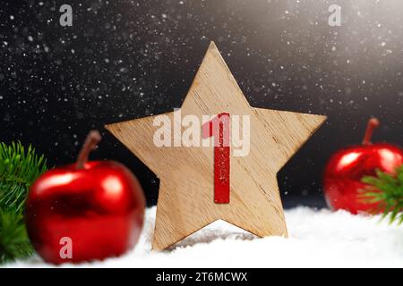 10. November 2023: 1. Adventsstern aus Holz in einer verschneiten Landschaft verziert mit roten Äpfeln und grünen Tannenzweigen FOTOMONTAGE *** 1. Adventsstern aus Holz in Schneelandschaft dekoriert mit roten Äpfeln und grünen Tannenzweigen FOTOMONTAGE Stockfoto