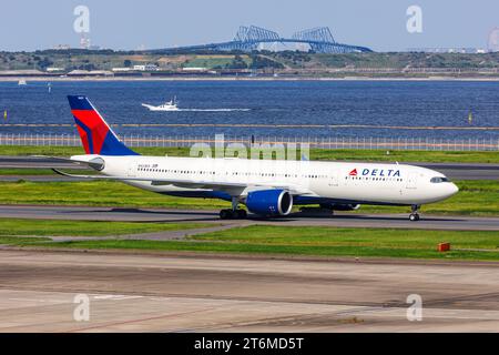 Tokio, Japan - 25. September 2023: Delta Air Lines Airbus A330-900 am Flughafen Tokio Haneda (HND) in Japan. Stockfoto