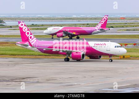 Okinawa, Japan - 3. Oktober 2023: Pfirsichflugzeuge des Airbus A320 am Flughafen Okinawa Naha (OKA) in Japan. Stockfoto