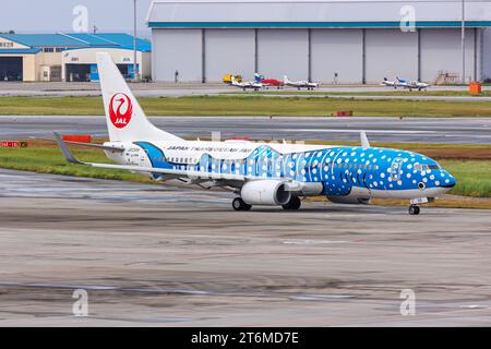 Okinawa, Japan - 3. Oktober 2023: Japan Transocean Air Boeing 737-800 mit Jinbei-Sonderlackierung am Okinawa Naha Airport (OKA) in Japan. Stockfoto