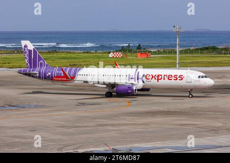 Okinawa, Japan - 3. Oktober 2023: Flugzeug des HK Express Airbus A321 am Flughafen Okinawa Naha (OKA) in Japan. Stockfoto