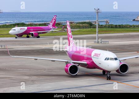 Okinawa, Japan - 3. Oktober 2023: Pfirsichflugzeuge des Airbus A320 am Flughafen Okinawa Naha (OKA) in Japan. Stockfoto