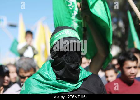 Menschen, die Flaggen halten, versammeln sich, um einen Protest gegen israelische Angriffe auf Gaza in Al Khalil abzuhalten, Hebroner, die Flaggen halten, versammeln sich, um einen Protest gegen israelische Angriffe auf Gaza in Al Khalil, Hebron, Westjordanland am 10. November 2023 abzuhalten. Foto: Mamoun Wazwaz apaimages Hebron Westbank palästinensisches Gebiet 111123 Hebron MW 0013 Copyright: XapaimagesxMamounxWazwazxxapaimagesx Stockfoto