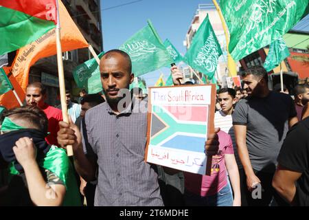 Menschen, die Flaggen halten, versammeln sich, um einen Protest gegen israelische Angriffe auf Gaza in Al Khalil abzuhalten, Hebroner, die Flaggen halten, versammeln sich, um einen Protest gegen israelische Angriffe auf Gaza in Al Khalil, Hebron, Westjordanland am 10. November 2023 abzuhalten. Foto: Mamoun Wazwaz apaimages Hebron Westbank palästinensisches Gebiet 111123 Hebron MW 0017 Copyright: XapaimagesxMamounxWazwazxxapaimagesx Stockfoto