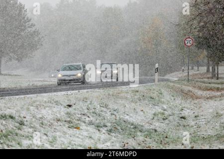 231111Schnee News ID: EN 2023-11-11 Schneefälle sorgen für Glättegefahr Selbst in niedergelegenen Regionen des Erzgebirges, Schneefälle Zwönitz. Ein kleines Randtief hat am Samstagmittag den ersten richtigen Schnee in das Erzgebirge gebracht. Gegen 11 Uhr gesetzt im Vogtland und im Erzgebirge dichtes Schneetreiben ein. Dazu erreichten die Temperaturen nur knapp den Gefrierpunkt. In vielen Regionen im Erzgebirge sorgten reichten die Schneefälle für eine kleine Schneedecke. Angezuckert zeigt sich dabei Hausdächer, Autos und Wiesen. Vor allem im oberen Erzgebirge sollte man derzeit mit glatten Stockfoto