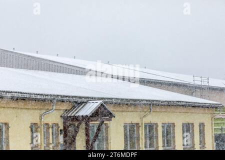 231111Schnee News ID: EN 2023-11-11 Schneefälle sorgen für Glättegefahr Selbst in niedergelegenen Regionen des Erzgebirges, Schneefälle Zwönitz. Ein kleines Randtief hat am Samstagmittag den ersten richtigen Schnee in das Erzgebirge gebracht. Gegen 11 Uhr gesetzt im Vogtland und im Erzgebirge dichtes Schneetreiben ein. Dazu erreichten die Temperaturen nur knapp den Gefrierpunkt. In vielen Regionen im Erzgebirge sorgten reichten die Schneefälle für eine kleine Schneedecke. Angezuckert zeigt sich dabei Hausdächer, Autos und Wiesen. Vor allem im oberen Erzgebirge sollte man derzeit mit glatten Stockfoto