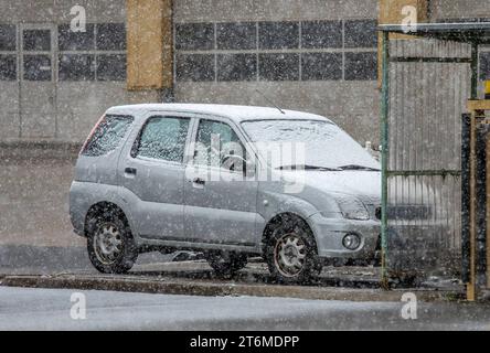 231111Schnee News ID: EN 2023-11-11 Schneefälle sorgen für Glättegefahr Selbst in niedergelegenen Regionen des Erzgebirges, Schneefälle Zwönitz. Ein kleines Randtief hat am Samstagmittag den ersten richtigen Schnee in das Erzgebirge gebracht. Gegen 11 Uhr gesetzt im Vogtland und im Erzgebirge dichtes Schneetreiben ein. Dazu erreichten die Temperaturen nur knapp den Gefrierpunkt. In vielen Regionen im Erzgebirge sorgten reichten die Schneefälle für eine kleine Schneedecke. Angezuckert zeigt sich dabei Hausdächer, Autos und Wiesen. Vor allem im oberen Erzgebirge sollte man derzeit mit glatten Stockfoto