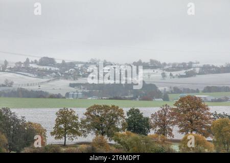 231111Schnee News ID: EN 2023-11-11 Schneefälle sorgen für Glättegefahr Selbst in niedergelegenen Regionen des Erzgebirges, Schneefälle Zwönitz. Ein kleines Randtief hat am Samstagmittag den ersten richtigen Schnee in das Erzgebirge gebracht. Gegen 11 Uhr gesetzt im Vogtland und im Erzgebirge dichtes Schneetreiben ein. Dazu erreichten die Temperaturen nur knapp den Gefrierpunkt. In vielen Regionen im Erzgebirge sorgten reichten die Schneefälle für eine kleine Schneedecke. Angezuckert zeigt sich dabei Hausdächer, Autos und Wiesen. Vor allem im oberen Erzgebirge sollte man derzeit mit glatten Stockfoto