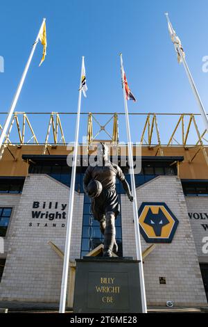 Wolverhampton, Großbritannien. November 2023. 11. November 2023; Molineux Stadium, Wolverhampton, West Midlands, England; Premier League Football, Wolverhampton Wanderers gegen Tottenham Hotspur; die Statue von Billy Wright vor Molyneux Credit: Action Plus Sports Images/Alamy Live News Stockfoto