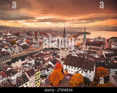 Die Skyline der Altstadt von Zürich über der Limmat an einem Herbstmorgen. Stockfoto