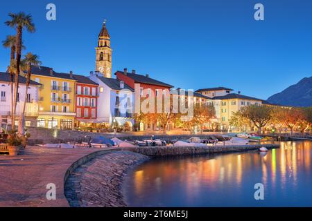 Ascona, Schweiz Stadtansicht am Ufer des Lago Maggiore zur blauen Stunde. Stockfoto