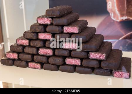 Pyramide aus in Scheiben geschnittenen dunklen Kirschschschokoladentafeln in Adelaide, Australien. Stockfoto