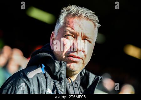 Peterborough, Großbritannien. November 2023. Manager Darren Ferguson (Manager Peterborough United) sieht beim Spiel der Sky Bet League 1 zwischen Peterborough und Cambridge United in der London Road, Peterborough, am Samstag, den 11. November 2023 an. (Foto: Kevin Hodgson | MI News) Credit: MI News & Sport /Alamy Live News Stockfoto
