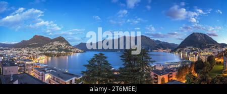 Lugano, Schweiz auf dem Luganersee zur blauen Stunde. Stockfoto