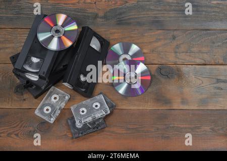 KIEW, UKRAINE - 4. MAI 2023: Audiokassetten, Kassetten Videos, CDs aus nächster Nähe. Die Entwicklung der Medien Stockfoto