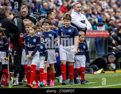 11. November 2023, Schleswig-Holstein, Kiel: Fußball: Bundesliga 2, Holstein Kiel - Hamburger SV, Spieltag 13, Holstein Stadium. Hamburger Trainer Tim Walter wartet auf den Auftakt. Foto: Axel Heimken/dpa - WICHTIGER HINWEIS: Gemäß den Vorschriften der DFL Deutschen Fußball-Liga und des DFB Deutschen Fußball-Bundes ist es verboten, im Stadion und/oder des Spiels aufgenommene Fotografien in Form von sequenziellen Bildern und/oder videoähnlichen Fotoserien zu verwenden oder zu nutzen. Stockfoto