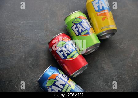 KIEW, UKRAINE - 4. MAI 2023: Dosendosen der Marke Fanta für alkoholfreie Getränke mit verschiedenen Geschmacksrichtungen aus nächster Nähe Stockfoto