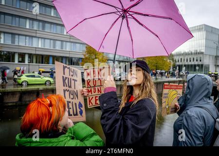 Den Haag, Niederlande. November 2023. DIE HAAG - demonstrieren gegen Demonstranten für Abtreibung und Boss im eigenen Magen. Interessenten während des jährlichen marsches für das Leben, organisiert von der christlichen Pro-Life-Bewegung, schreien um das Leben. Die Teilnehmer des stummmarsches geben an, dass sie Schwierigkeiten mit der Abtreibungspraxis in den Niederlanden haben. ANP ROBIN UTRECHT niederlande Out - belgien Out Credit: ANP/Alamy Live News Stockfoto