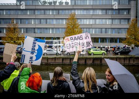 Den Haag, Niederlande. November 2023. DIE HAAG - demonstrieren gegen Demonstranten für Abtreibung und Boss im eigenen Magen. Interessenten während des jährlichen marsches für das Leben, organisiert von der christlichen Pro-Life-Bewegung, schreien um das Leben. Die Teilnehmer des stummmarsches geben an, dass sie Schwierigkeiten mit der Abtreibungspraxis in den Niederlanden haben. ANP ROBIN UTRECHT niederlande Out - belgien Out Credit: ANP/Alamy Live News Stockfoto