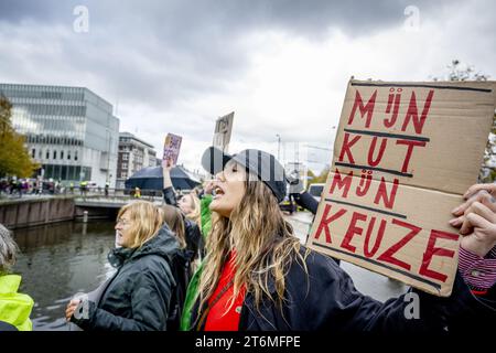 Den Haag, Niederlande. November 2023. DIE HAAG - demonstrieren gegen Demonstranten für Abtreibung und Boss im eigenen Magen. Interessenten während des jährlichen marsches für das Leben, organisiert von der christlichen Pro-Life-Bewegung, schreien um das Leben. Die Teilnehmer des stummmarsches geben an, dass sie Schwierigkeiten mit der Abtreibungspraxis in den Niederlanden haben. ANP ROBIN UTRECHT niederlande Out - belgien Out Credit: ANP/Alamy Live News Stockfoto