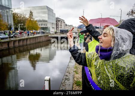 Den Haag, Niederlande. November 2023. DIE HAAG - demonstrieren gegen Demonstranten für Abtreibung und Boss im eigenen Magen. Interessenten während des jährlichen marsches für das Leben, organisiert von der christlichen Pro-Life-Bewegung, schreien um das Leben. Die Teilnehmer des stummmarsches geben an, dass sie Schwierigkeiten mit der Abtreibungspraxis in den Niederlanden haben. ANP ROBIN UTRECHT niederlande Out - belgien Out Credit: ANP/Alamy Live News Stockfoto