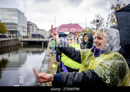 Den Haag, Niederlande. November 2023. DIE HAAG - demonstrieren gegen Demonstranten für Abtreibung und Boss im eigenen Magen. Interessenten während des jährlichen marsches für das Leben, organisiert von der christlichen Pro-Life-Bewegung, schreien um das Leben. Die Teilnehmer des stummmarsches geben an, dass sie Schwierigkeiten mit der Abtreibungspraxis in den Niederlanden haben. ANP ROBIN UTRECHT niederlande Out - belgien Out Credit: ANP/Alamy Live News Stockfoto