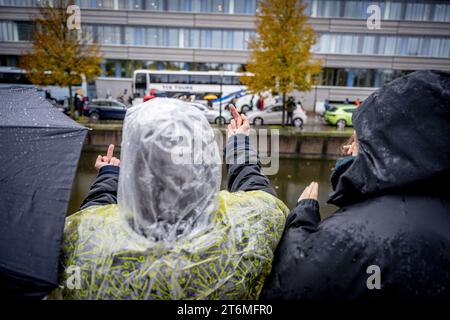 Den Haag, Niederlande. November 2023. DIE HAAG - demonstrieren gegen Demonstranten für Abtreibung und Boss im eigenen Magen. Interessenten während des jährlichen marsches für das Leben, organisiert von der christlichen Pro-Life-Bewegung, schreien um das Leben. Die Teilnehmer des stummmarsches geben an, dass sie Schwierigkeiten mit der Abtreibungspraxis in den Niederlanden haben. ANP ROBIN UTRECHT niederlande Out - belgien Out Credit: ANP/Alamy Live News Stockfoto