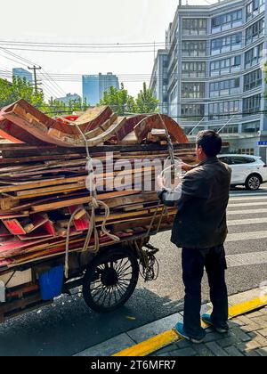 Shanghai, China, Bauernchinesischer Mann, sammelt recycelbaren Müll auf der Straße, Pousse-Pousse, Nachbarschaft, Stadtzentrum, ARMUT ÄLTERE MENSCHEN, alte chinesische Migranten, chinesische ältere Menschen Stockfoto