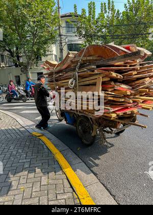 Shanghai, China, Bauernchinesischer Mann, sammelt recycelbaren Müll auf der Straße, Pousse-Pousse, Nachbarschaft, Stadtzentrum, ARMUT ÄLTERE MENSCHEN, Migranten aus dem alten china Stockfoto