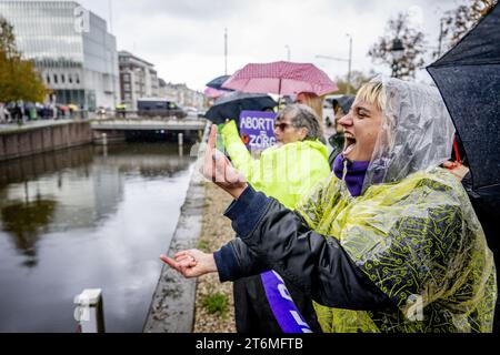 Den Haag, Niederlande. November 2023. DIE HAAG - demonstrieren gegen Demonstranten für Abtreibung und Boss im eigenen Magen. Interessenten während des jährlichen marsches für das Leben, organisiert von der christlichen Pro-Life-Bewegung, schreien um das Leben. Die Teilnehmer des stummmarsches geben an, dass sie Schwierigkeiten mit der Abtreibungspraxis in den Niederlanden haben. ANP ROBIN UTRECHT niederlande Out - belgien Out Credit: ANP/Alamy Live News Stockfoto