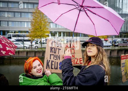 Den Haag, Niederlande. November 2023. DIE HAAG - demonstrieren gegen Demonstranten für Abtreibung und Boss im eigenen Magen. Interessenten während des jährlichen marsches für das Leben, organisiert von der christlichen Pro-Life-Bewegung, schreien um das Leben. Die Teilnehmer des stummmarsches geben an, dass sie Schwierigkeiten mit der Abtreibungspraxis in den Niederlanden haben. ANP ROBIN UTRECHT niederlande Out - belgien Out Credit: ANP/Alamy Live News Stockfoto