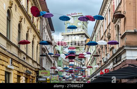 Sonnenschirme über der Ferhadija-Straße: Eine schöne Möglichkeit, den Herbst in Sarajevo zu feiern Stockfoto