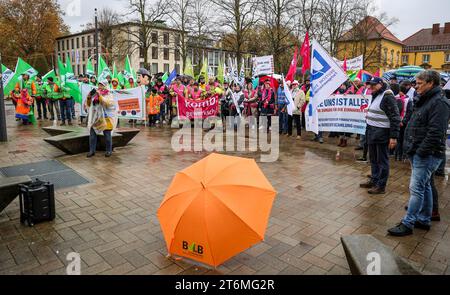 11. November 2023, Niedersachsen, Osnabrück: Gewerkschaftsmitglieder des öffentlichen Sektors demonstrieren vor dem Rathaus in Osnabrück zum Beginn der Landdelegiertenkonferenz Bündnis 90/die Grünen Niedersachsen. Zentraler Punkt der Parteikonferenz, die unter dem Motto "hier mit uns!" stattfindet, ist ein Leitantrag der staatlichen Exekutive zur Energiepolitik. Foto: Focke Strangmann/dpa Stockfoto