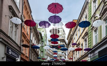 Sonnenschirme über der Ferhadija-Straße: Eine schöne Möglichkeit, den Herbst in Sarajevo zu feiern Stockfoto