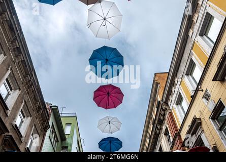 Sonnenschirme über der Ferhadija-Straße: Eine schöne Möglichkeit, den Herbst in Sarajevo zu feiern Stockfoto