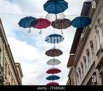 Sonnenschirme über der Ferhadija-Straße: Eine schöne Möglichkeit, den Herbst in Sarajevo zu feiern Stockfoto