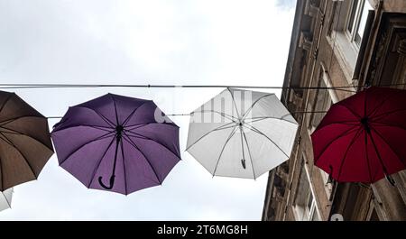 Sonnenschirme über der Ferhadija-Straße: Eine schöne Möglichkeit, den Herbst in Sarajevo zu feiern Stockfoto