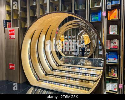 Peking, China, Detail, Bücher auf Ausstellung, französisches Kaufhaus „Galeries Lafayette“ Chinesisches Buchgeschäft, Innenarchitektur Stockfoto