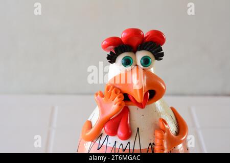 Stadt: Marilia, São Paulo, Brasilien - 07. April 2022: Handwerkskunst. Ingwerhähnchen auf der Ausstellung von Kunsthandwerk hergestellt in Brasilien, Südamerika, Portraitstall Stockfoto