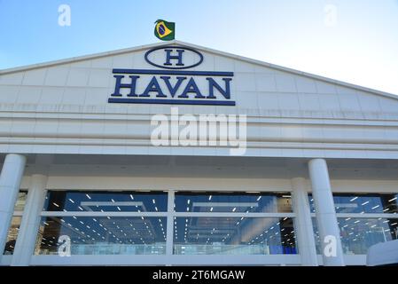 Stadt: Marilia, São Paulo, Brasilien - 24. Juli 2022: Fassade eines Kaufhauses in Brasilien, mit Innenbeleuchtung an den Säulen, mit brasilianischer Flagge Stockfoto