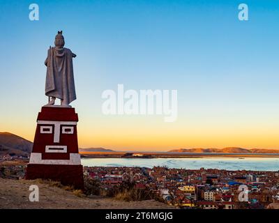 Atemberaubender Blick aus der Luft auf den Titicacasee bei Sonnenuntergang vom Aussichtspunkt Huajsapata Hill mit dem Denkmal für Manco Capac im Vordergrund, Puno, Peru Stockfoto