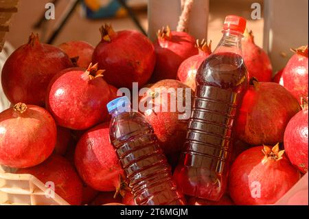 Wunderschöne frische Granatäpfel und Granatapfelsaft auf einem Haufen auf einem lokalen Markt im Mittelmeer 2 Stockfoto